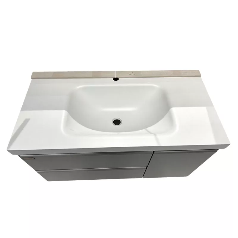 Wat maakt een geïntegreerde wastafel op het aanrecht de slimste keuze voor een overzichtelijke badkamer?